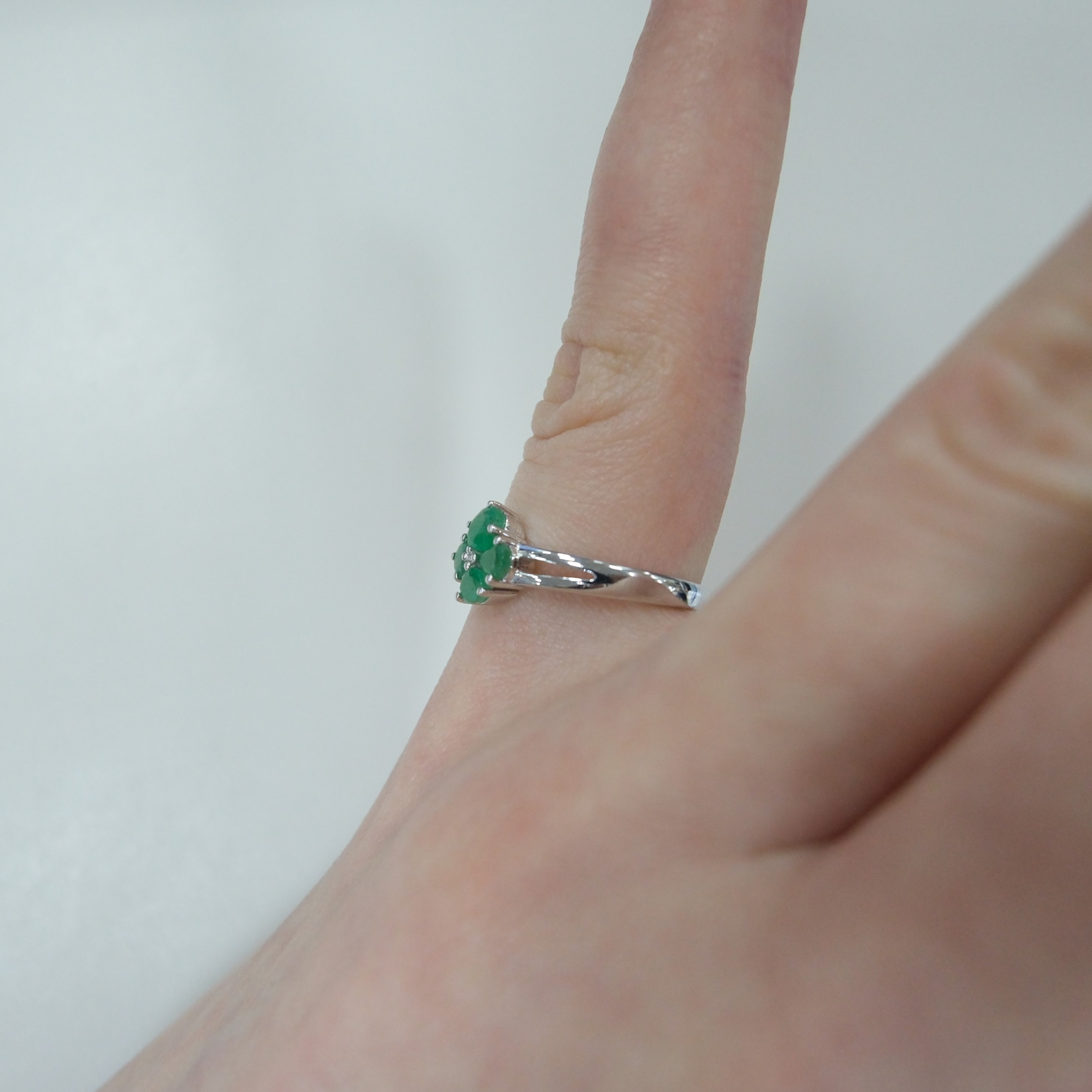 Серебряное кольцо с изумрудами "Цветок"